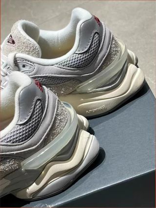 New Balance 9060 Gris Talla 41.5