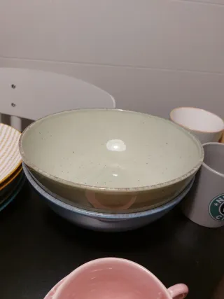 Vajilla y tazas de cerámica