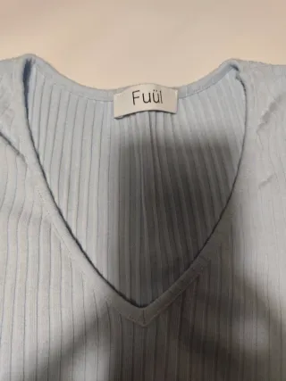 Camiseta canalé cuello pico azul