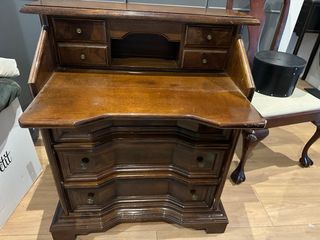 Escritorio de madera marrón