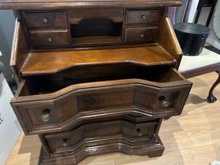 Escritorio de madera marrón