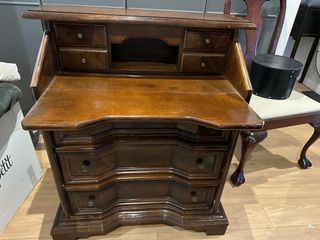 Escritorio de madera marrón