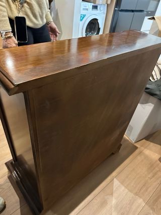 Escritorio de madera marrón