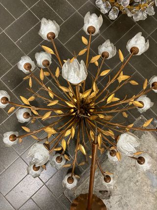 Lámpara araña vegetal dorada y tulipas de cristal