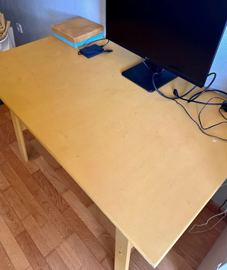 Escritorio de madera color amarillo