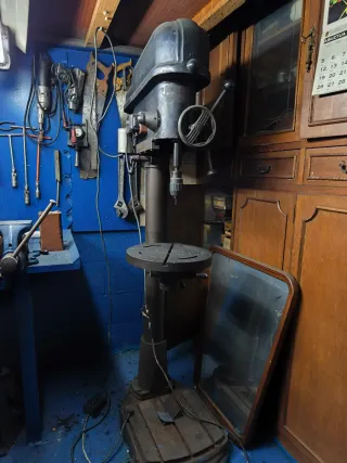 Taladro de pie antiguo