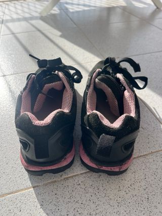 Zapatos de seguridad negros y rosas