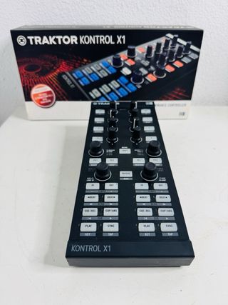 Traktor Kontrol X1 DJ Controller