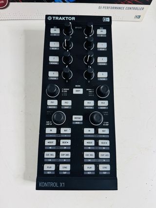 Traktor Kontrol X1 DJ Controller