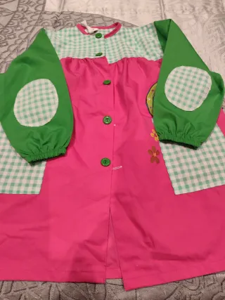 Bata escolar verde y fucsia