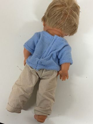 Muñeco niño rubio jersey azul