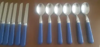 Cubertería azul y plateada