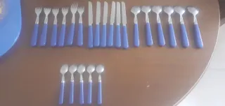 Cubertería azul y plateada