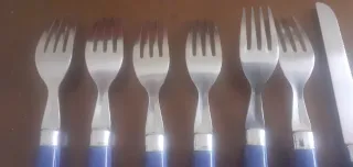 Cubertería azul y plateada