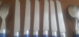 Cubertería azul y plateada