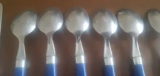 Cubertería azul y plateada