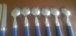 Cubertería azul y plateada