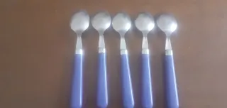 Cubertería azul y plateada