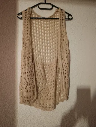 Chaleco de punto beige estilo ibicenco. Talla S.