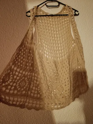 Chaleco de punto beige estilo ibicenco. Talla S.
