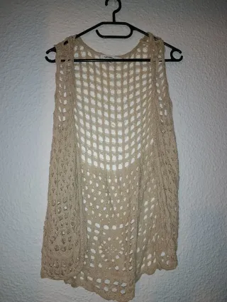 Chaleco de punto beige estilo ibicenco. Talla S.