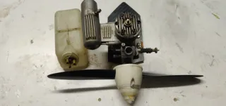 Motor  glow avión RC con depósito y hélice