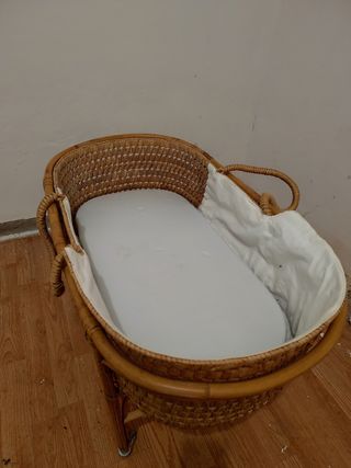 Cuna de mimbre para recién nacido