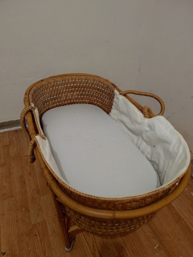 Cuna de mimbre para recién nacido