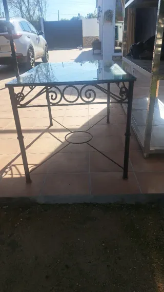 Mesa de forja con sobre de cristal