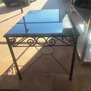 Mesa de forja con sobre de cristal