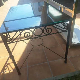 Mesa de forja con sobre de cristal