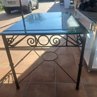 Mesa de forja con sobre de cristal
