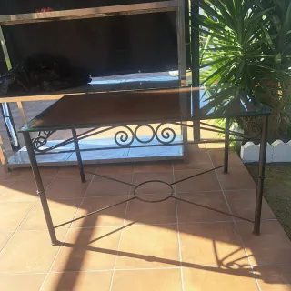 Mesa de forja con sobre de cristal