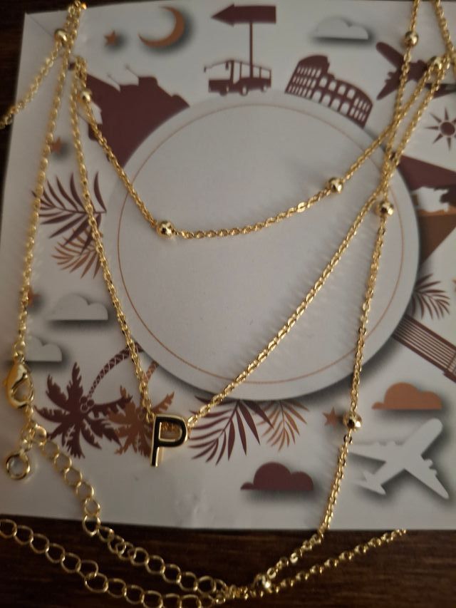 Collar letra P dorado
