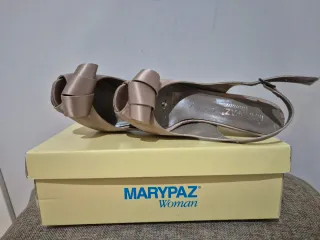 Zapatos de fiesta dorados con lazo