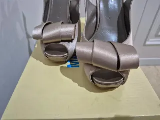 Zapatos de fiesta dorados con lazo