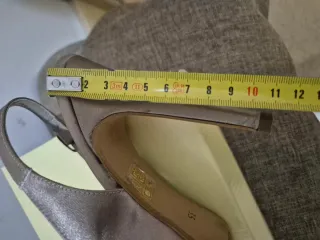 Zapatos de fiesta dorados con lazo