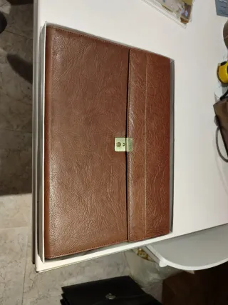 Maletín de piel marrón