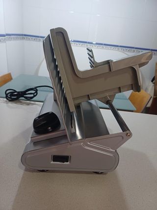 Trinchadora. Cortafiambres Eléctrico. DEMOKA