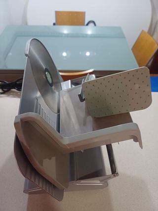 Trinchadora. Cortafiambres Eléctrico. DEMOKA