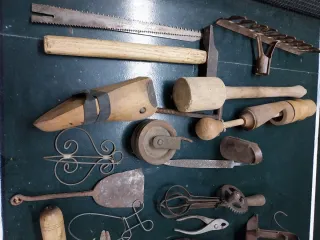 Lote de llaves y herramientas antiguas (70 obj)