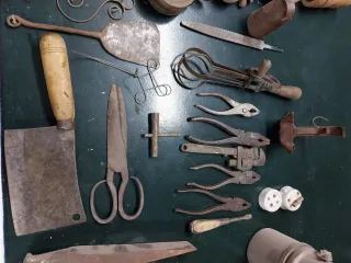 Lote de llaves y herramientas antiguas (70 obj)