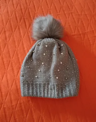 Cappello donna con pompon e perle