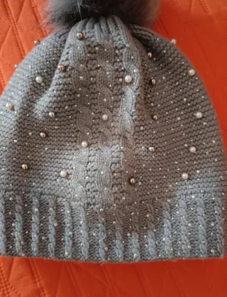 Cappello donna con pompon e perle