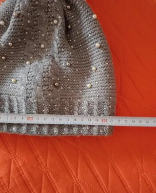 Cappello donna con pompon e perle