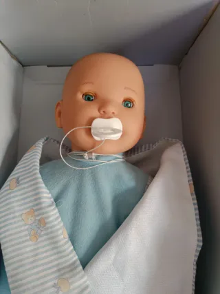 Muñeco Llorens con chupete y mantita