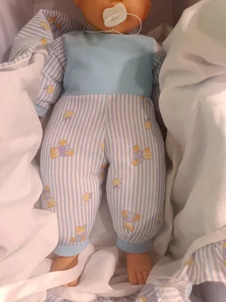 Muñeco Llorens con chupete y mantita