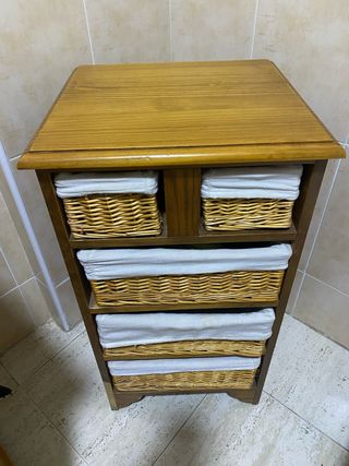 Mueble madera con cestas mimbre