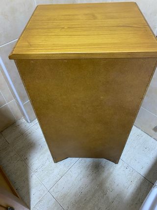 Mueble madera con cestas mimbre