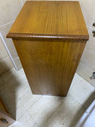 Mueble madera con cestas mimbre